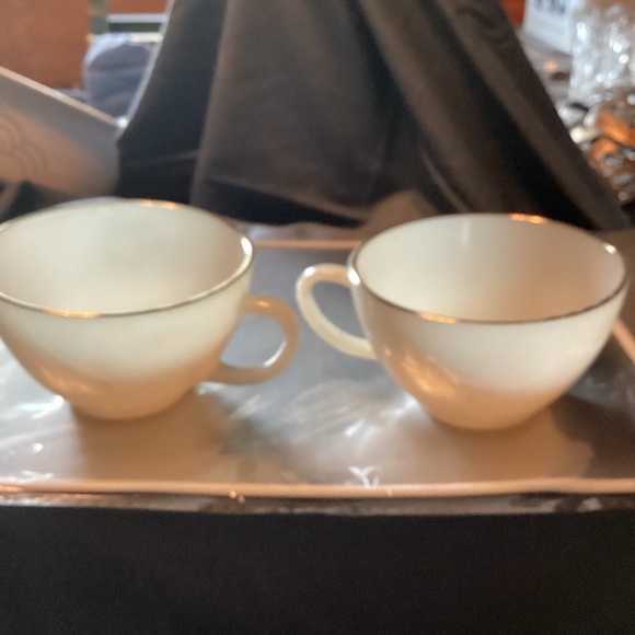 2 pretty coffee cups, gold rim. - Picture 2 of 3
